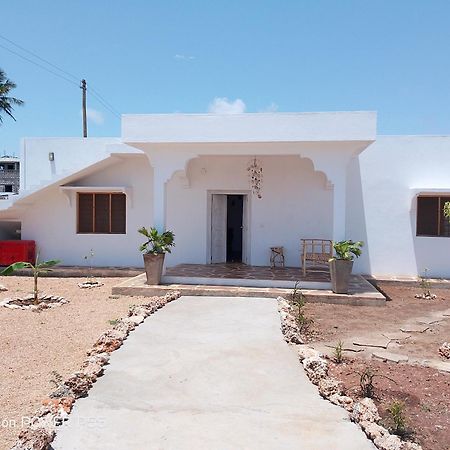 Red Land House Bed and Breakfast Watamu Buitenkant foto